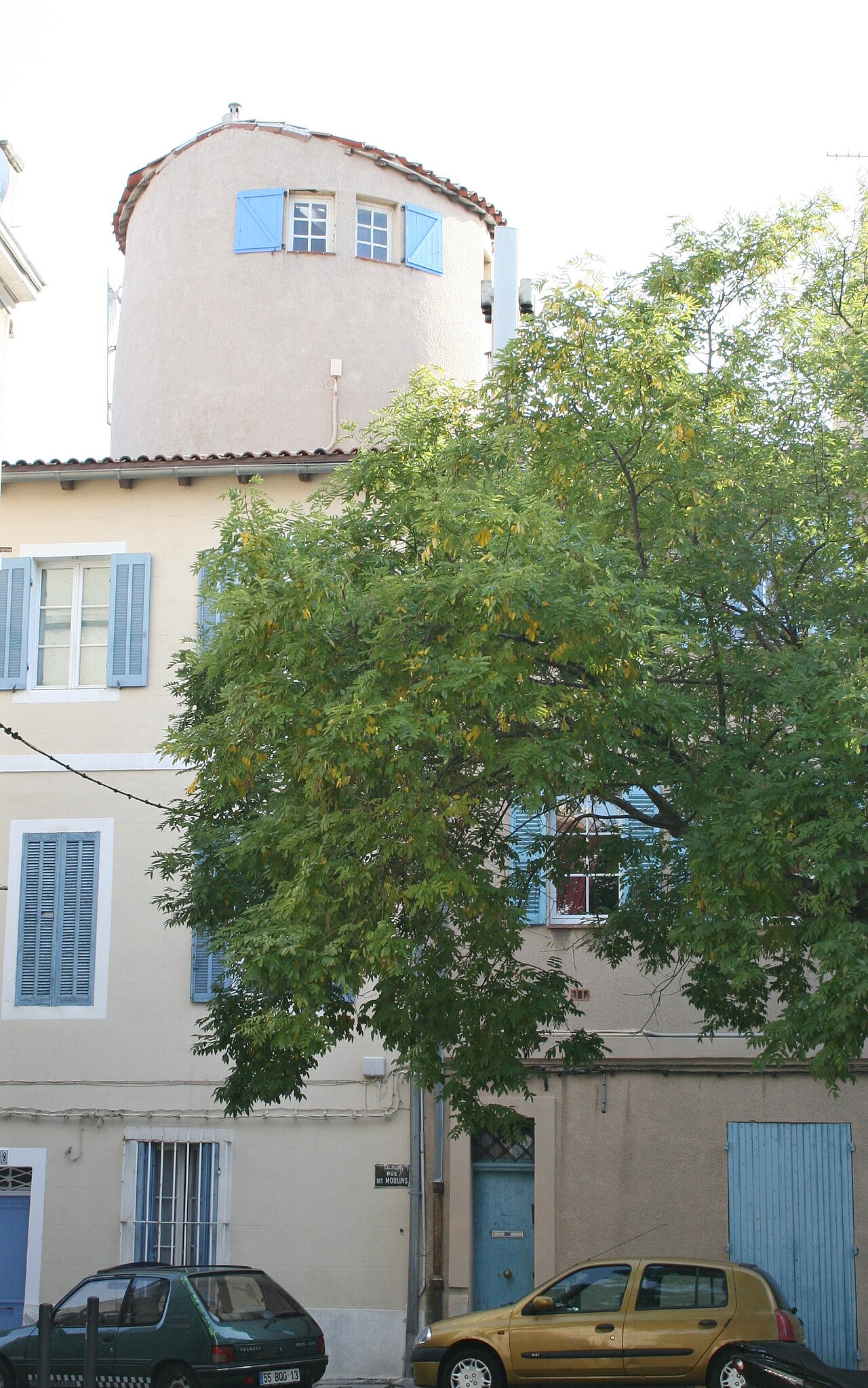 Place des moulins à Marseille, reste d'un ancien moulin amènagé en habitation.