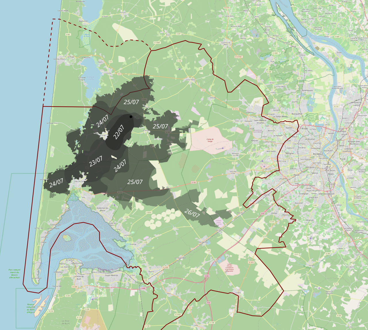 Carte montrant l'emprise approximative du feu en Gironde et les dates de progression, avec la limite d'évacuation tracée en rouge.