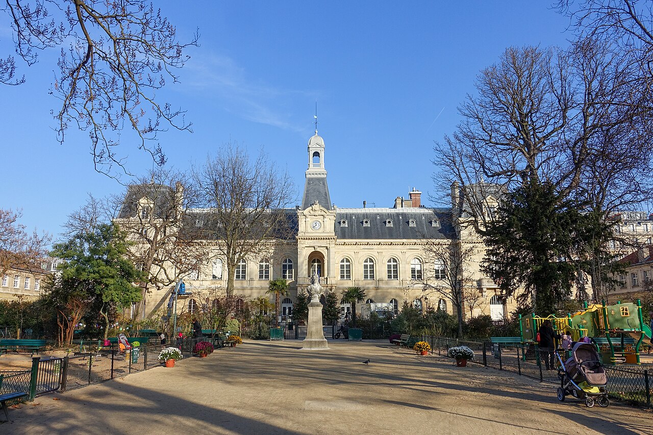 Façade et entrée de la mairie du 14e arrondissement de Paris, vue depuis le square Ferdinand‑Brunot.