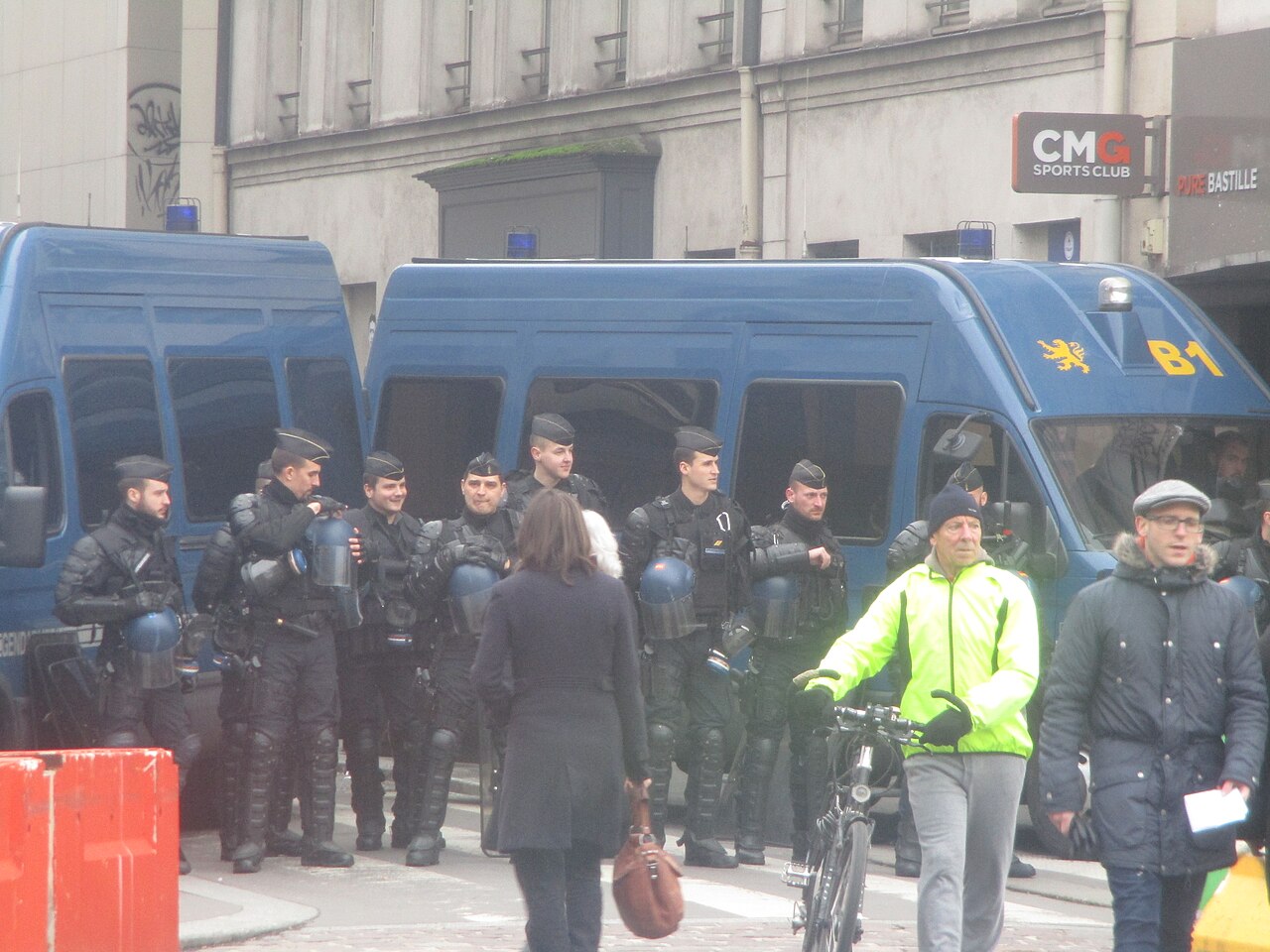 Forces de l'ordre bloquant l'accès à la circulation à la rue du faubourg Saint-Antoine, avant d'évacuer plus tard les manifestants du mouvement des gilets jaunes place de la Bastille, samedi 26 janvier 2019.